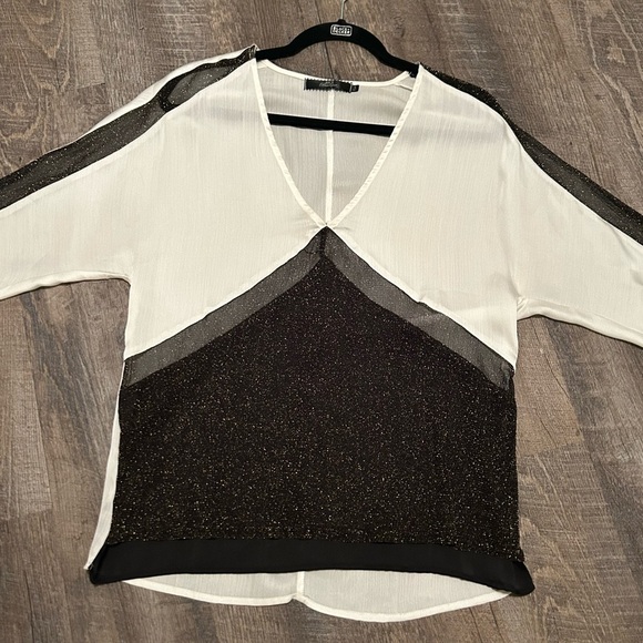 BKE BOUTIQUE V-NECK TOP - Picture 2 of 4